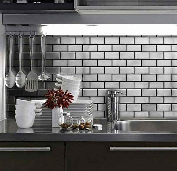 Dinding dengan aksen stainless steel